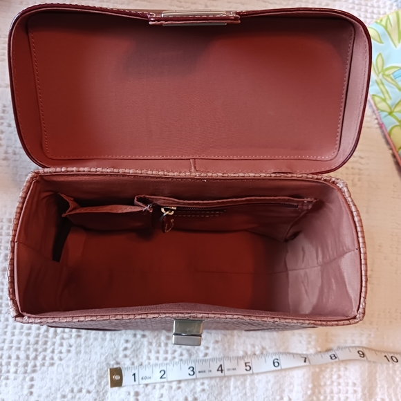 Kenneth Cole Basket Bag - Picture 10 of 10